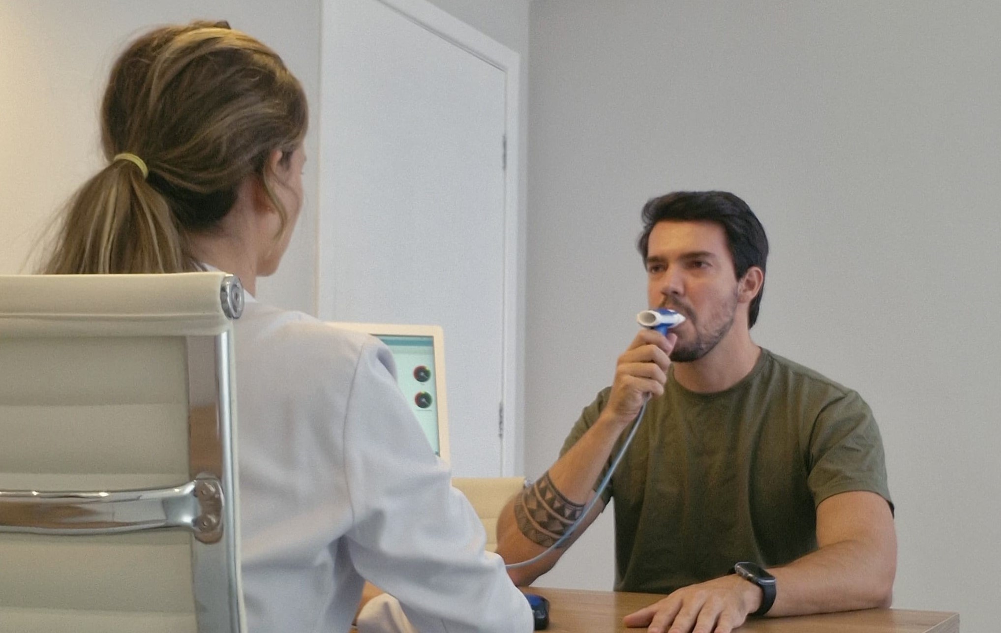 Exame de espirometria sendo realizado